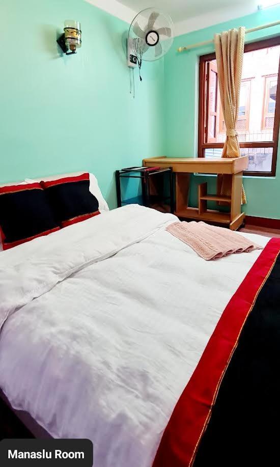 Annapurna Guest House And Rooftop Restaurant Бхактапур Экстерьер фото