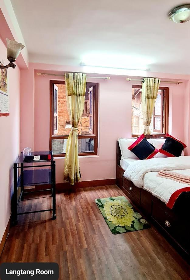 Annapurna Guest House And Rooftop Restaurant Бхактапур Экстерьер фото